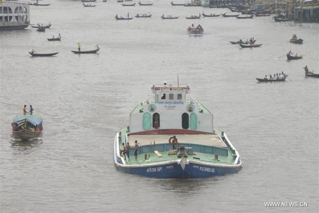 Des barques sur la rivière Buriganga, à Dacca, capitale du Bangladesh, le 22 mai 2018. Le transport fluvial reste un moyen important de communication au Bangladesh, où des bateaux traditionnels et des petites embarcations restent utilisés comme moyens de transport pratiques et peu onéreux. (Photo : Xinhua)