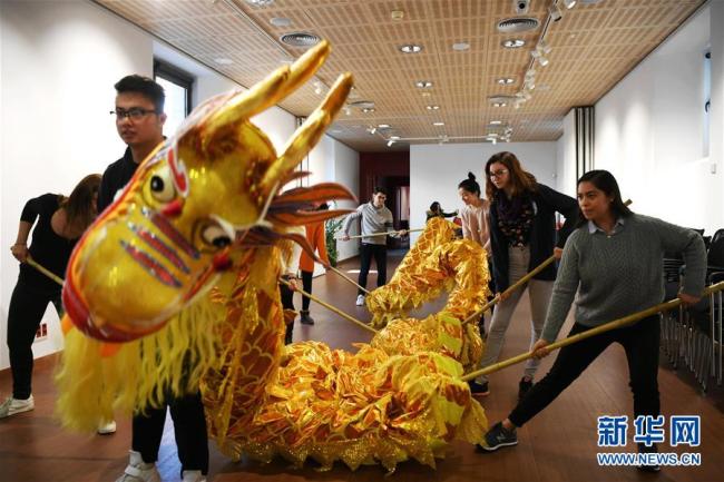 Le 25 février, à l’Institut Confucius de Barcelone, en Espagne, des étudiants se préparent pour un spectacle de danse du dragon dans le cadre des célébrations du Nouvel An chinois organisées par la ville.
