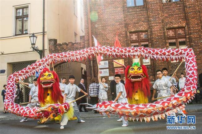 Le 24 mai 2016, un groupe de danse du dragon et du lion de l’Université du Hubei se produit lors de la cérémonie d’ouverture de l’Institut Confucius de Torun, en Pologne.