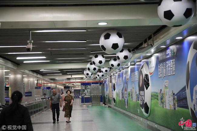 Photo prise le 5 juin, montrant la station de métro Tian’anmen East de Beijing décorée avec une dizaine de ballons de football géants. La Coupe du monde de football 2018 aura lieu du 14 juin au 15 juillet dans plusieurs villes russes.