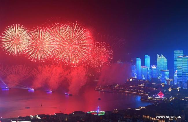 pectacle de lumières et de feux d'artifice à Qingdao, ville hôte du 18e sommet de l'Organisation de coopération de Shanghai, dans la province chinoise du Shandong (est), le 9 juin 2018. (Photo : Purbu Zhaxi)