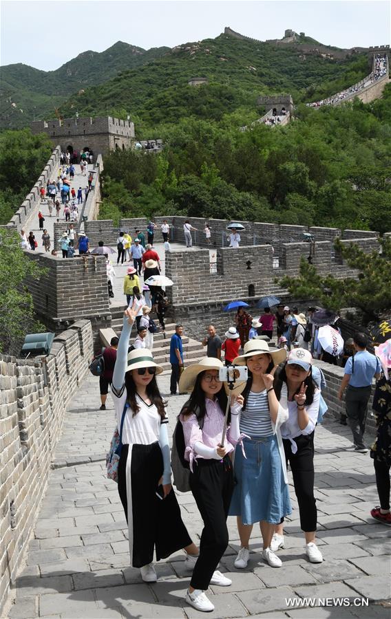  Touristes visitant la Grande Muraille de Badaling, à Beijing, capitale chinoise, le 10 juin 2018. (Photo : Li Xin)