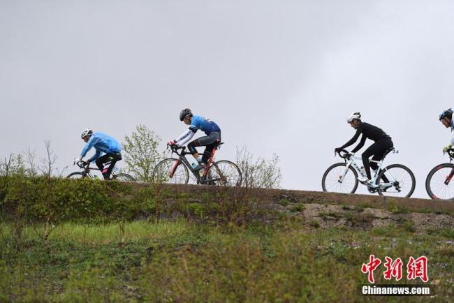 La course cycliste internationale du mont Changbai 2018 s’est terminée le 11 juin dans la province septentrionale du Jilin après 10 jours de compétition. Au départ, 127 participants ont réalisé une ascension de 26 km à 1654 mètres d’altitude en moyenne.  