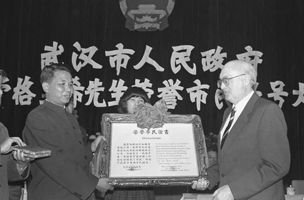 Les autorités de Wuhan ont fait de Gerich un citoyen honoraire de la ville en avril 1985