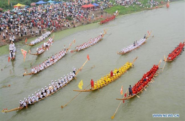 Des gens participent à un concours de bateaux-dragons sur la rivière Yuxi entre le district de Hanshan et le district de Wuwei, dans la province de l'Anhui (est de la Chine), le 3 juillet 2018. (Xinhua/Su Zishan)