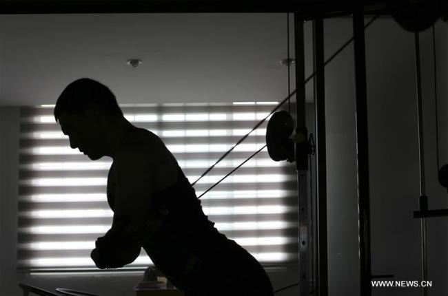  Ni Mincheng s'entraîne dans sa salle de gym à Jinhua, dans la province chinoise du Zhejiang (est), le 2 juillet 2018. Ni Mincheng a perdu ses bras quand il était petit. Il est ensuite devenu athlète. Maintenant il dirige sa propre salle de gym. (Photo : Ge Yuejin)