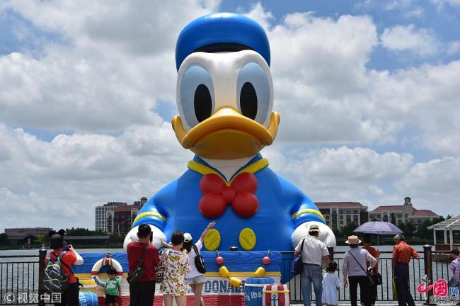 Le 10 juillet, un Donald Duck colossal d’une hauteur de 11 mètres est apparu sur le lac de Xingyuan, au parc Disneyland de Shanghai, ce qui a attiré beaucoup de visiteurs souhaitant se prendre en photo avec cette icône de la franchise américaine.