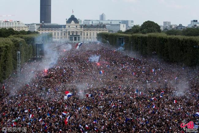 Coupe du monde : les Champs-Elysées en folie après la victoire de la France