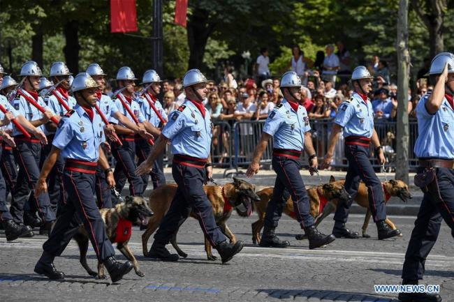  Des sapeurs-pompiers marchent sur l'avenue des Champs-Elysées lors du défilé militaire du 14 juillet à l'occasion de la fête nationale française, à Paris en France, le 14 juillet 2018. (Photo : Chen Yichen)