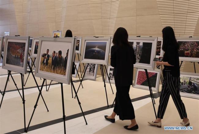  Deux femmes visitent l'exposition de photos intitulée "Réforme économique de la Chine -- 40 ans de développement" à New York, aux Etats-Unis, le 8 août 2018. Cette exposition de photos a ouvert ses portes mercredi pour montrer les succès de la Chine depuis la réforme et l'ouverture. (Photo : Zhou Sa'ang)