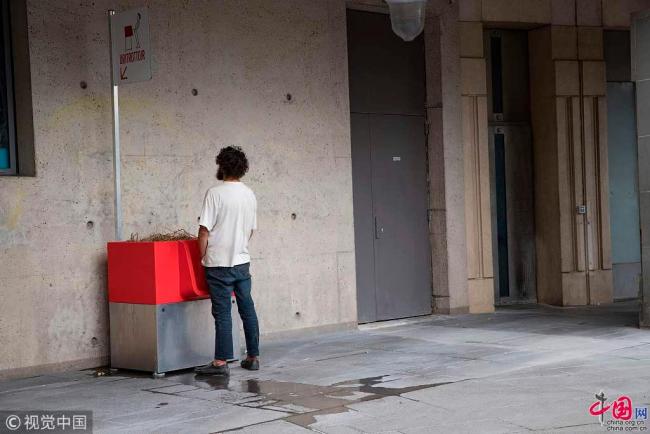 Le 13 août, un passant profite d’un uritrottoir pour faire ses besoins dans une rue parisienne.
