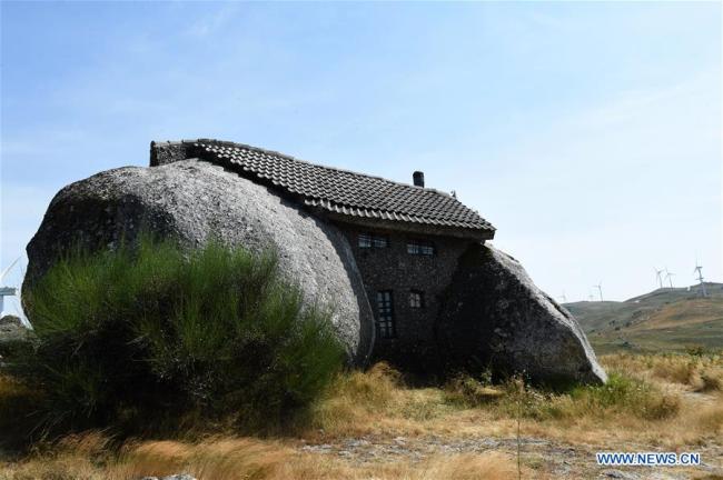 Photo prise le 17 août 2018 montrant la maison de pierre sur la colline de Fafe, près de Guimarães, au Portugal. (Xinhua/Zhang Liyun)
