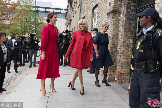 Accompagnée par la princesse héritière du Danemark Mary Elizabeth Donaldson, la Première dame française Brigitte Macron a visité l'Académie royale des beaux-arts du Danemark, à Copenhague, le 28 août 2018.
