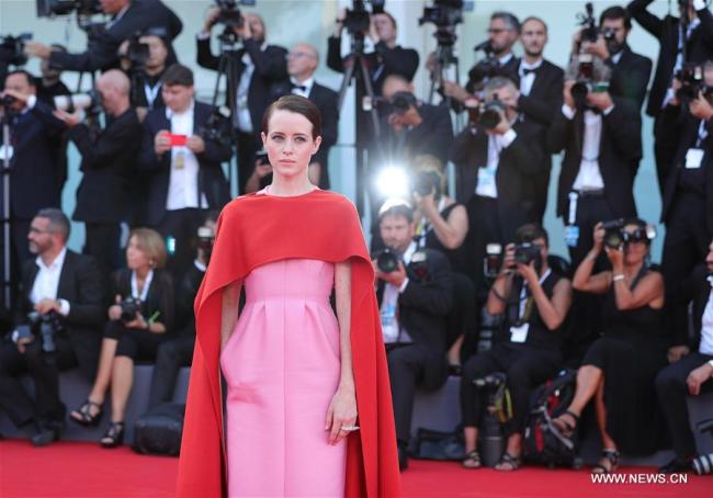  L'actrice Claire Foy pose pour des photos sur le tapis rouge lors du 75e Festival international du film de Venise, en Italie, le 29 août 2018. Le 75e Festival du film de Venise a été inauguré mercredi à Venise. (Photo : Cheng Tingting)