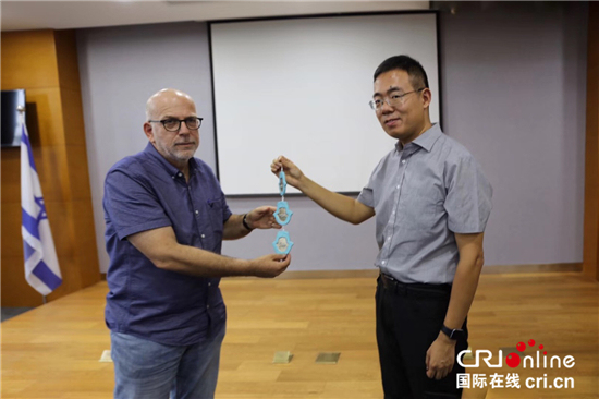 Le chef de délégation présente un cadeau à Zhao Dongliang, directeur adjoint du parc (photographe : Han Xiaoqiang)