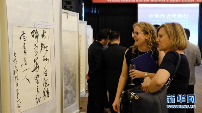 Le 3 septembre, une exposition calligraphique sur l’initiative de « La Ceinture et la Route » s'est ouverte à Varsovie, en Pologne. Quelque 40 œuvres d'une vingtaine de calligraphes chinois y sont exposées.