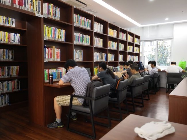 Shanghai: la bibliothèque de Lujiazui satisfait aux demandes de lecture des cols blancs 