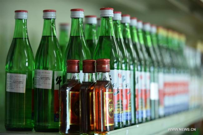  Photo prise le 7 septembre 2018 montrant des bouteilles de liqueurs chinoises dans un marché éthiopien à Addis-Abeba. Des légumes frais, des fruits de mer et des liqueurs chinois qui n'étaient pas familiers dans les marchés éthiopiens auparavant sont maintenant largement introduits et disponibles ici pour la communauté chinoise d'Addis-Abeba, en Ethiopie. (Photo : Michael Tewelde)