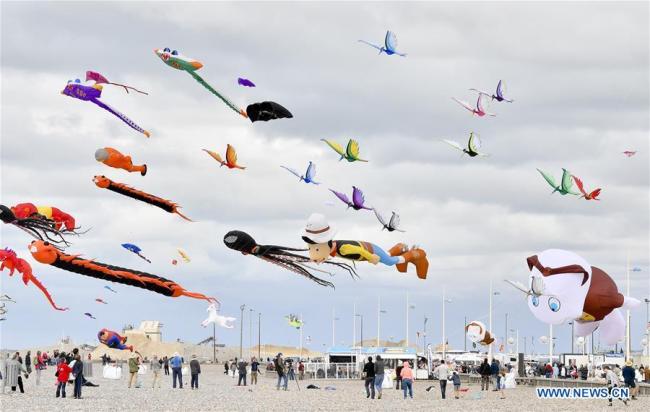 Des cerfs-volants dans le ciel de Dieppe, en France, le 14 septembre 2018. Le 20e festival international de cerf-volant de Dieppe se tient du 8 au 16 septembre, attirant plus de 1.000 passionnés de cerfs-volants de 34 pays et régions. (Xinhua/Chen Yichen)