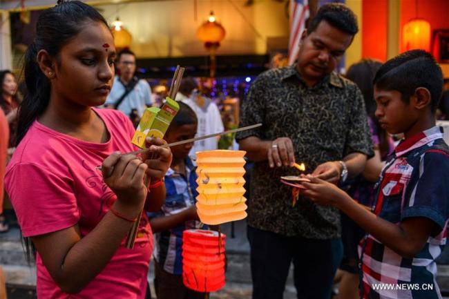  Des enfants préparent des lanternes lors d'une célébration de la Fête de la lune à Kuala Lumpur, en Malaisie, le 15 septembre 2018. (Photo : Chong Voon Chung)