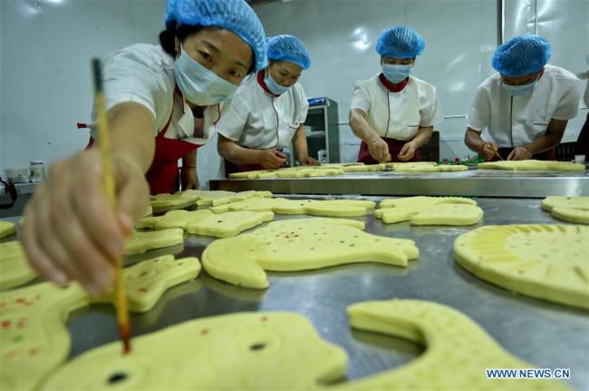 Préparation de gâteaux de lune traditionnels au Gansu