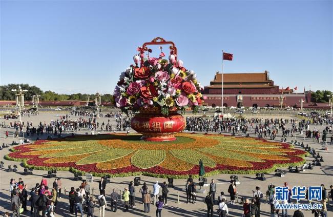 Le 23 septembre, un panier de fleurs géant « Bénédiction de la patrie » a été entièrement dévoilé sur la place Tian'anmen, au cœur de Beijing. C'est depuis 2011 que le panier géant « Bénédiction de la patrie » constitue l'ornement principal du parterre de fleurs de la place Tian'anmen, installé dans le cadre des activités d'hommage à la mère-patrie pendant la période des célébrations de la Fête nationale. Cette année, les paniers de fleurs présentent toute une variété de fleurs artificielles comme des anthuriums, des prunus, des oeillets, des tournesols, des orchidées, des roses, etc., symboles de bonheur et d'heureux augure.