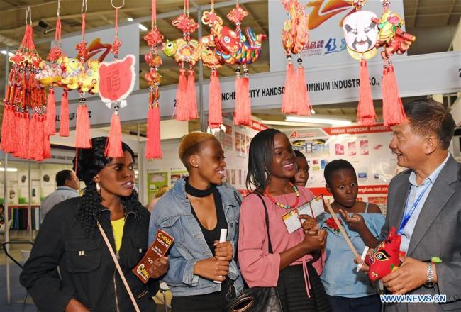  Des visiteurs lors du Salon "China Homelife & China Machinex 2018" à Johannesburg, en Afrique du Sud, le 26 septembre 2018. Le salon a ouvert ses portes mercredi à Johannesburg, avec plus de 600 sociétés chinoises recherchant des partenaires commerciaux dans les pays d'Afrique. (Photo : Chen Cheng)