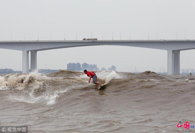 Hangzhou : plus de 100 participants au concours de surf sur le fleuve Qiantang