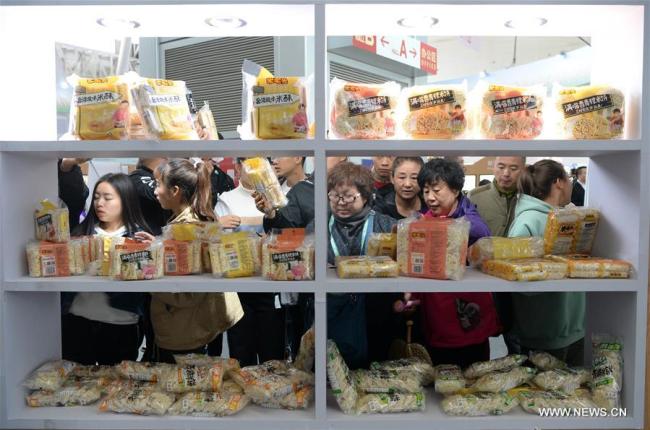  Des produits à base de riz présentés lors du premier festival international du riz de Chine à Harbin, capitale de la province du Heilongjiang (nord-est), le 10 octobre 2018. Le festival, avec la participation de plus de 200 exposants, s'est ouvert mercredi à Harbin. (Photo : Wang Kai)