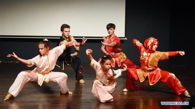 urquie: le public de l'Université d'Istanbul conquis par un spectacle de kung-fu chinoisDes membres de la troupe d'art de l'Université d'éducation physique et des sports de la capitale, une institution qui se trouve à Beijing, se produisent à l'Université du Bosphore d'Istanbul, en Turquie, le 9 octobre 2018. La tournée Charme du kung-fu chinois a débuté mardi soir à l'Université du Bosphore d'Istanbul, enchantant le public avec un mélange d'arts martiaux chinois et de danses.