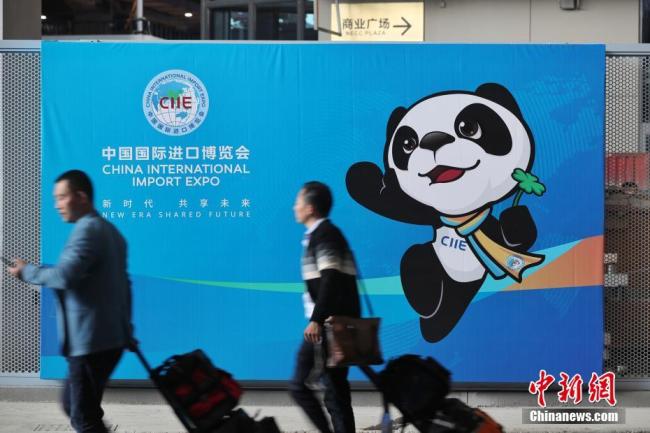 Shanghai : les décorations de la Foire internationale des importations de Chine globalement achevées