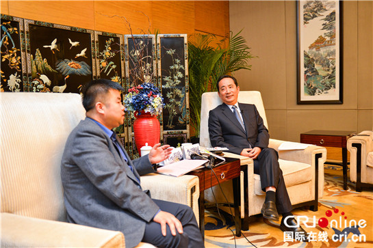 L’interview accordée par le secrétaire du Comité du Parti de Weinan Li Mingyuan au rédacteur en chef de la chaîne de Shaaxi du Crionline Shi Jia (à gauche) (photographe : Xing Xianghui)