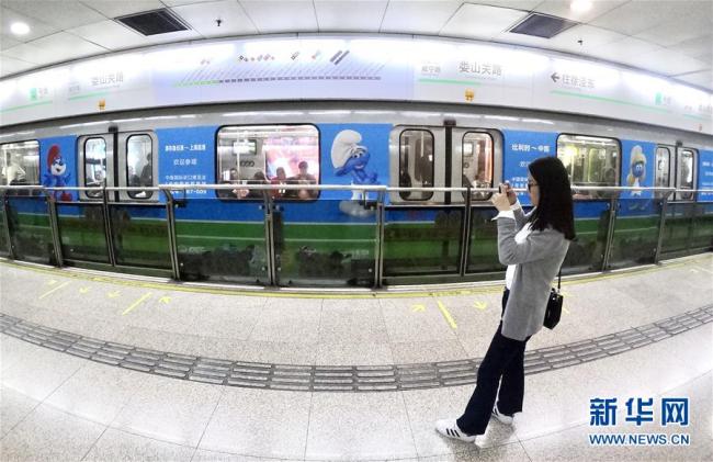 Le 20 octobre, une voiture du métro dédiée aux Schtroumpfs a été mise en service sur la ligne 2 de Shanghai, et ce afin de promouvoir la première Foire internationale des importations de Chine (CIIE) et propager l'amitié entre la Chine et la Belgique.