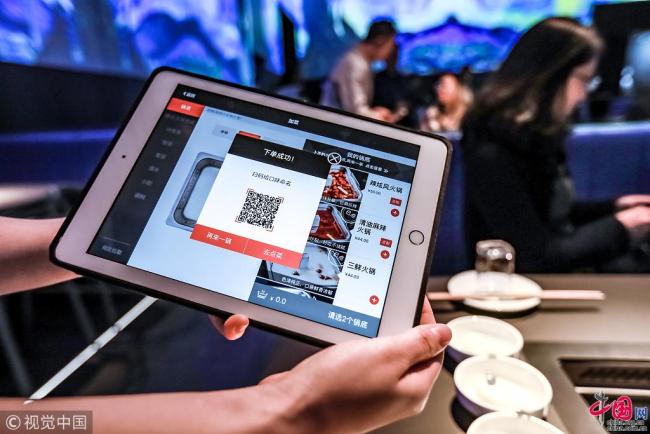 La célèbre chaîne de fondue chinoise Haidilao a ouvert le 23 octobre un restaurant « intelligent » à Beijing. Grâce au big data, le restaurant peut proposer des bouillons répondant aux goûts de chaque client.