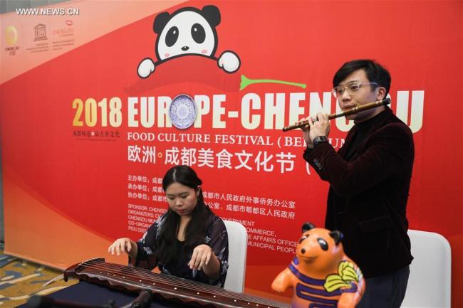 Deux artistes jouent de la musique traditionnelle chinoise lors du Festival de la culture culinaire Europe-Chengdu (capitale de la province chinoise du Sichuan), à Bruxelles, en Belgique, le 24 octobre 2018. (Photo : Zheng Huansong)