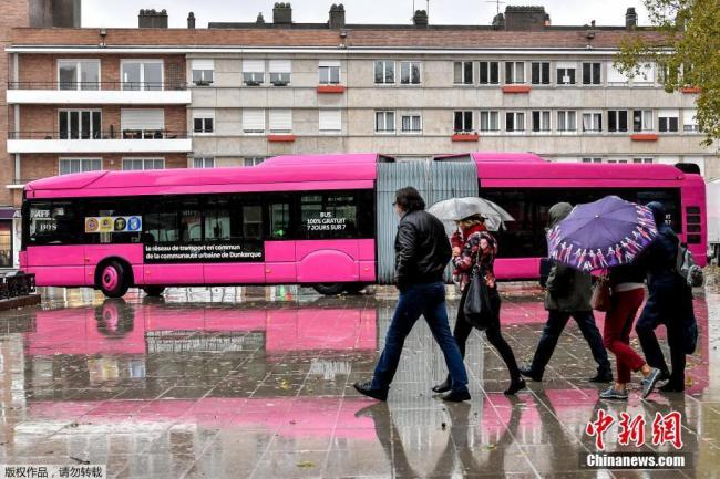 Photo prise le 30 octobre à Dunkerque, montrant un bus gratuit décoré tout en rose éveillant le regard des passants. Les bus gratuits deviennent de plus en plus populaires en Europe, et cette mesure a déjà été appliquée dans une trentaine de villes en France.