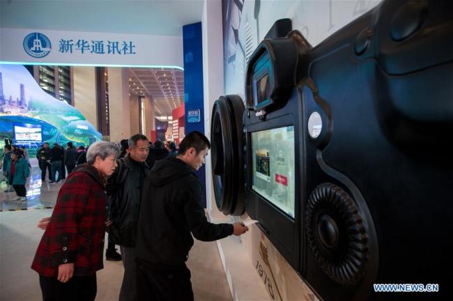  Des gens visitent une grande exposition pour commémorer le 40e anniversaire de la politique de réforme et d'ouverture, au Musée national de Chine, à Beijing, capitale chinoise, le 14 novembre 2018. (Photo : Shen Bohan)