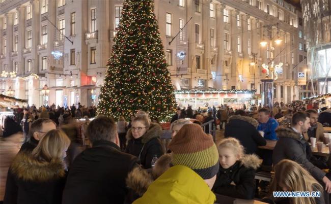 Des gens visitent un marché de Noël à Budapest, en Hongrie, le 4 décembre 2018. (Xinhua/Attila Volgyi)