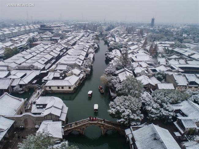 Paysage enneigé de Wuzhen, à Tongxiang, dans la province chinoise du Zhejiang (est), le 9 décembre 2018. Le bourg ancien de Wuzhen a été touché par les chutes de neige de grande ampleur accompagnant un front froid à Tongxiang. (Photo : Xu Yu)