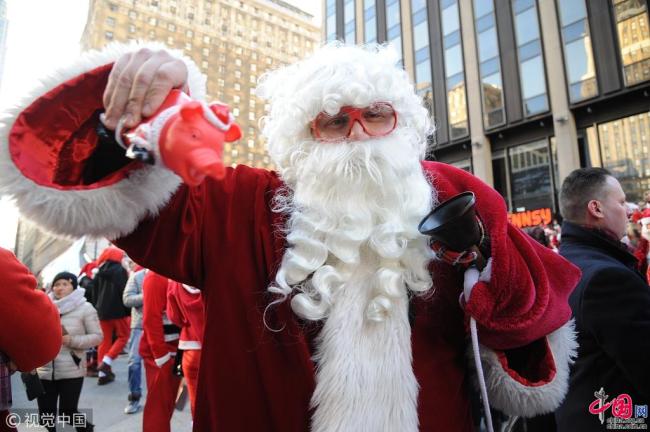 Des centaines de Pères Noël déferlent sur New York pour la SantaCon 2018