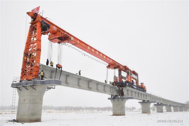  Photo prise le 18 décembre du chantier de construction du pont ferroviaire traversant la rivière Yarlung Tsangpo, qui fait partie de la section Lhassa-Nyingchi du chemin de fer Sichuan-Tibet, dans la région autonome du Tibet, dans le sud-ouest de la Chine. La section Lhassa-Nyingchi, longue de 435,48 km, devrait être mise en service en 2021. (Photo : Wang Quanquan)