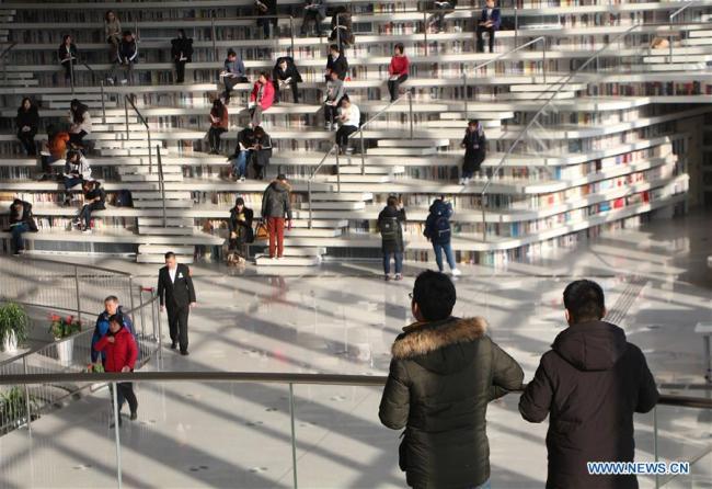 Des gens visitent la Bibliothèque de la Nouvelle Zone de Binhai de Tianjin, à Tianjin, dans le nord de la Chine, le 27 décembre 2018. (Xinhua/Duan Zhuoli)