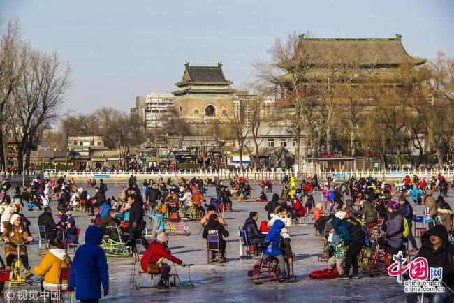 Le premier jour de l’année 2019, un grand nombre de touristes ont profité du froid pour venir s’amuser à la patinoire en plein air de Shichahai à Beijing.