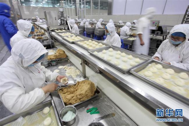 A l'approche de la Fête du Printemps, les baozi de Yangzhou se vendent, c’est le cas de le dire, comme des petits pains, ces derniers étant un met favori des Chinois pour cette fête familiale. Photos prises le 7 janvier, montrant la fabrication des baozi (petits pains farcis à la vapeur).