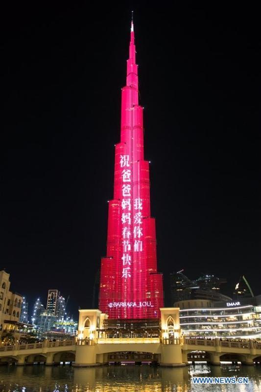 Dubaï : le plus haut bâtiment du monde offre un spectacle de lumière pour célébrer le Nouvel An chinois