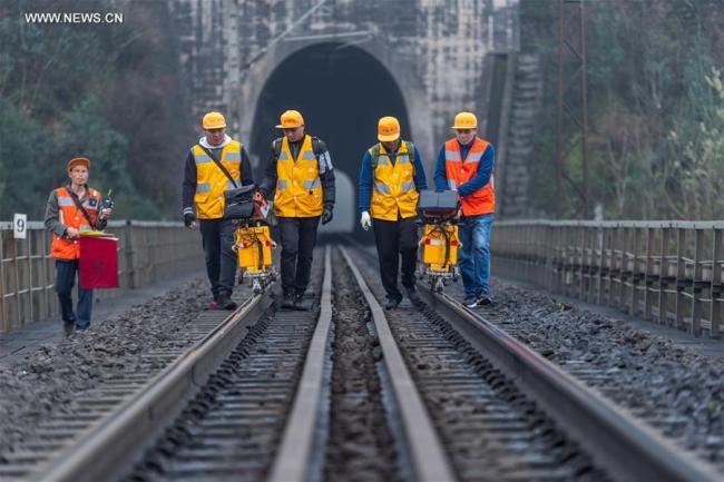 Des techniciens ferroviaires examinent des rails sur la section d'ingénierie et d'électricité de Liupanshui du China Railway Chengdu Group, à Liupanshui, dans la province chinoise du Guizhou (sud-ouest), le 11 février 2019. La période de pointe des voyages autour de la fête du Printemps a connu une hausse des flux de passagers. Les techniciens ferroviaires, face à une charge de travail accrue, ont oeuvré minutieusement pour assurer la sécurité ferroviaire. (Photo : Tao Liang)
