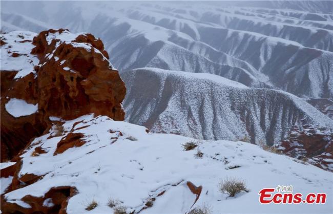 En photos : les spectaculaires reliefs Danxia du Gansu sous la neige