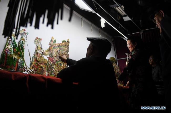 Un artiste folklorique donne un spectacle de théâtre d'ombres dans un centre culturel à Qian'an, dans la province du Hebei (nord de la Chine), le 12 février 2019. (Xinhua/Chen Ru)