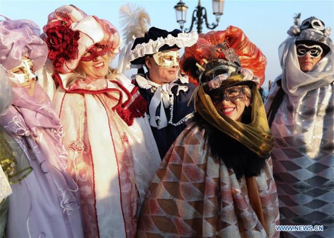 Des participants au Carnaval de Venise à Venise, en Italie, le 17 février 2019. Le Carnaval de Venise 2019 a débuté samedi et durera jusqu'au 5 mars. (Xinhua/Cheng Tingting)