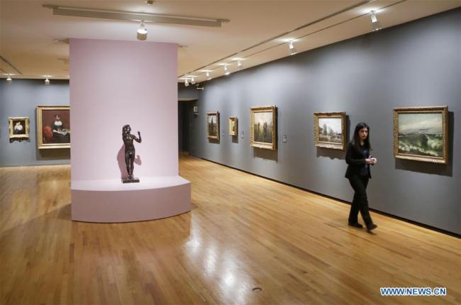 Une femme passe devant les peintures d'une exposition intitulée "French Moderns: Monet to Matisse, 1850-1950" à Vancouver, au Canada, le 28 février 2019. L'exposition se tient du 21 février au 20 mai, et présente près de 60 oeuvres. (Photo : Liang Sen)